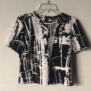 Forever 21 black & white abstract crop tee size med